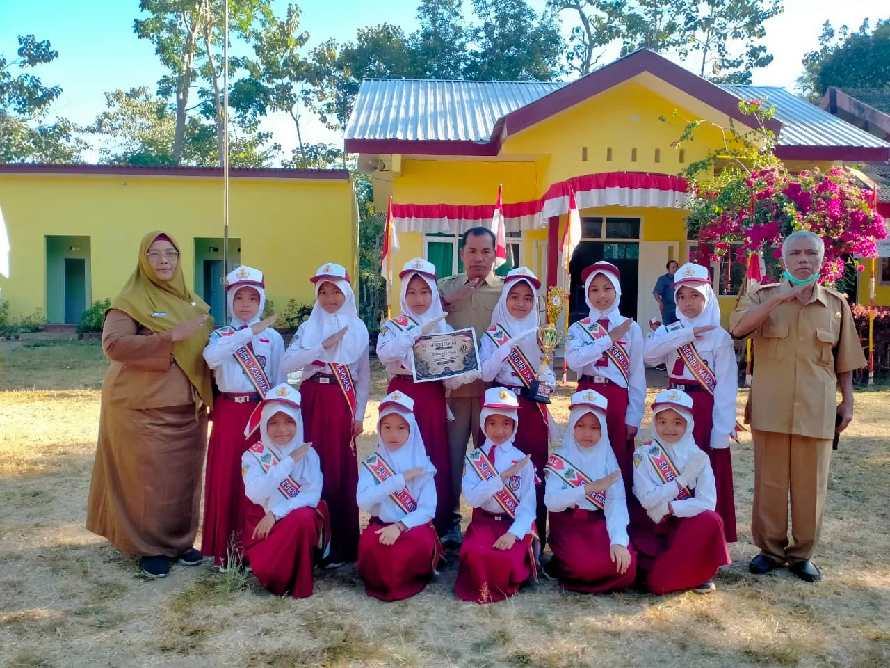 SDN 1 Kayumas Raih Juara 3 Gerak Jalan HUT RI ke-81 di Kecamatan Arjasa